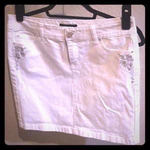 White denim skirt w silver detail, EUC!